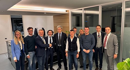 Teamfoto nach Übernahme der Biogasanlagen Fattorie Novella Sentieri durch die Elevion Group Italien