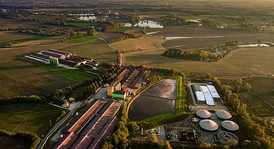 Luftaufnahme der Biogasanlagen Fattorie Novella Sentieri, übernommen von der Elevion Group in Italien.