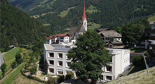 Renoviertes Gebäude in Südtirol, Symbol für energetische Sanierung mit öffentlicher Fördermittelunterstützung