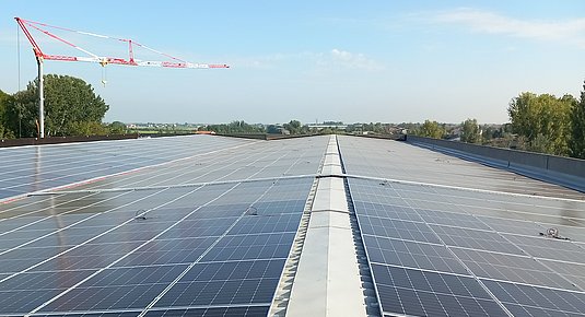 Dach-Photovoltaikanlage produziert 800 MWh sauberen Strom jährlich im Rahmen des FER1-Förderprogramms